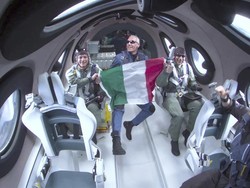 Detik-detik Turis Kibarkan Bendera Italia di Luar Angkasa