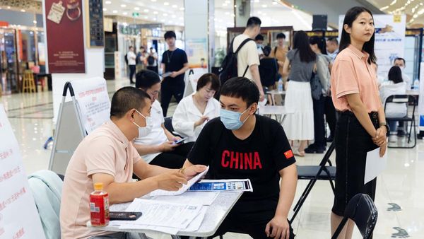 Warga China Serbu Bursa Kerja di Mal Beijing