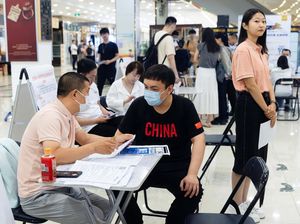 Warga China Serbu Bursa Kerja di Mal Beijing