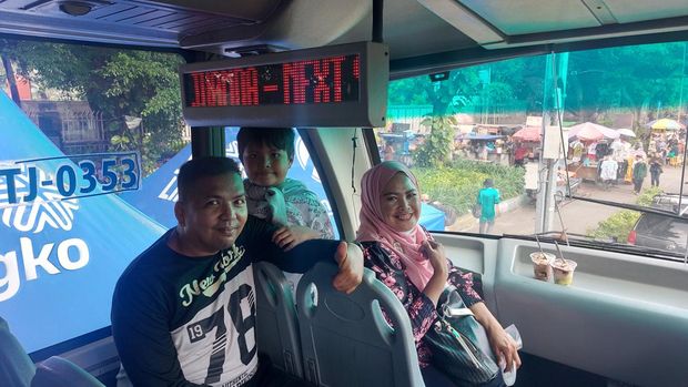 Warga Keliling Naik TransJ Wisata