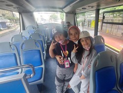 Senangnya Warga Keliling Jakarta Naik Bus TransJ Wisata di Libur Idul Adha