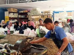 Penggilingan Daging di Banjarnegara Banjir Order, Antre hingga 3 Jam!