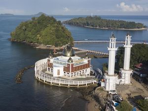 Wisata Masjid Terapung Samudera Ilahi di Sumbar