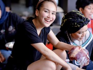 10 Potret Artis Rayakan Idul Adha, Makan Bareng dan Bagi-bagi Daging Kurban 10 Potret Artis Rayakan Idul Adha, Makan Bareng dan Bagi-bagi Daging Kurban