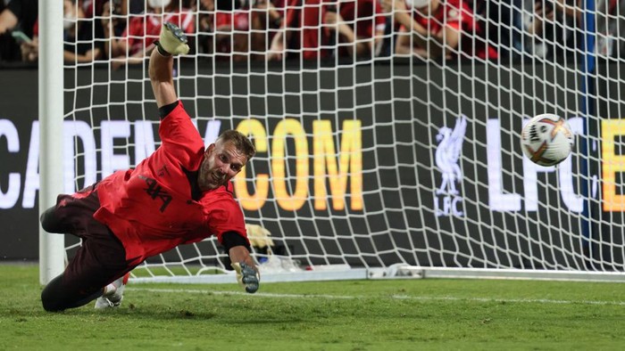 Liverpools Spanish goalkeeper Adrian takes part in a training session at Rajamangala National Stadium in Bangkok on July 11, 2022, a day before an exhibition football match in the Thai capital against English Premier League rival Manchester United. (Photo by Jack TAYLOR / AFP)