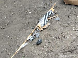 Balon Udara Jatuh di Genting Rumah Warga Kediri Nyaris Sebabkan Kebakaran