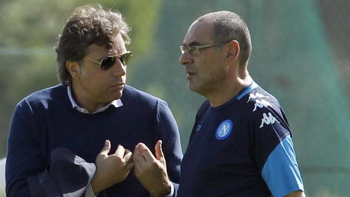 Napolis Italian coach Maurizio Sarri (R) talks with Napolis manager Cristiano Giuntoli during a training session on the eve of the UEFA Champions League Group F football match Shaktar Donetsk vs SSC Napoli at the Napolis Castel Volturno training grounds on September 12, 2017. (Photo by CARLO HERMANN / AFP)