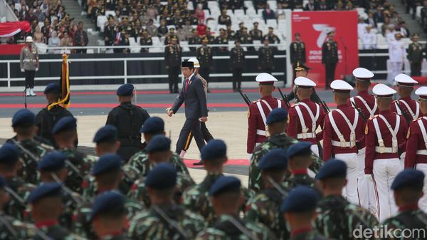 Foto-foto Jokowi jadi Inspektur Upacara di HUT Bhayangkara ke-77
