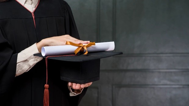 Perempuan berusia 12 tahun lulus kuliah dengan IPK 4,0