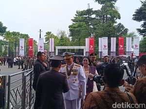 Kapolri dan Panglima TNI Tiba di GBK Hadiri Hari Bhayangkara Ke-77