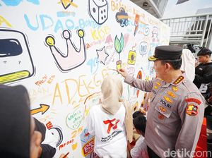 Hari Bhayangkara Ke-77, Kapolri Ikut Melukis Bareng Anak-anak di GBK Hari Bhayangkara Ke-77, Kapolri Ikut Melukis Bareng Anak-anak di GBK