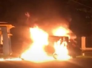 Muncul Percikan Api di Mesin, Mobil Boks Muat Solar Terbakar di Kendari