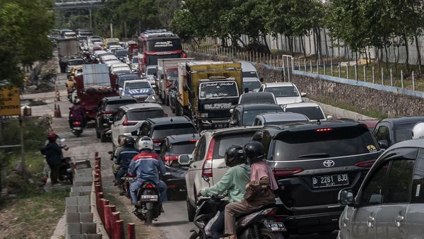 Jalur Wisata Anyer Macet Parah Sepanjang 5 Km