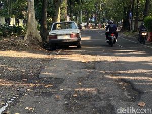 Lubang Menganga Jadi Penghias Jalan Bali Bandung