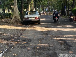 Lubang Menganga Jadi Penghias Jalan Bali Bandung