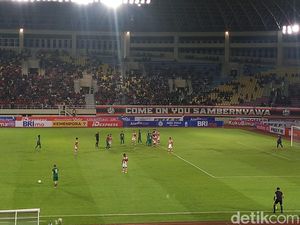 Gol Penalti Bruno Moreira Bikin Persebaya Ungguli Persis Solo di Babak Pertama Gol Penalti Bruno Moreira Bikin Persebaya Ungguli Persis Solo di Babak Pertama