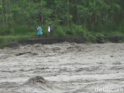 Banjir Lahar Gunung Semeru Terjang Wisata Air Terjun di Lumajang