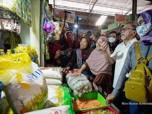 Ajak Ibu-ibu Belanja di Pasar, Zulhas: Harganya Ekonomis