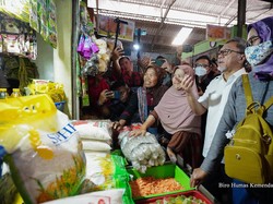 Ajak Ibu-ibu Belanja di Pasar, Zulhas: Harganya Ekonomis