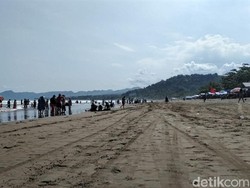 Berkah Libur Panjang untuk Pedagang di Pantai Palabuhanratu