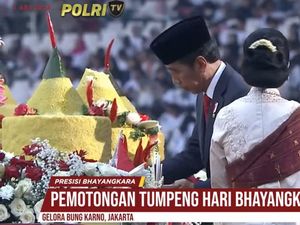 Jokowi Potong Tumpeng di Hari Bhayangkara, Potongan Pertama untuk Kapolri