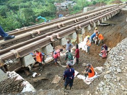 Rel Menggantung 15 Meter, 2.514 Penumpang KA Sukabumi-Bogor Batal Berangkat