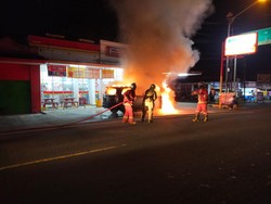 Aksi Damkar Padamkan Mobil Warga yang Tiba-tiba Terbakar di Pangandaran