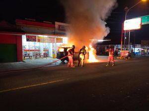 Aksi Damkar Padamkan Mobil Warga yang Tiba-tiba Terbakar di Pangandaran Aksi Damkar Padamkan Mobil Warga yang Tiba-tiba Terbakar di Pangandaran