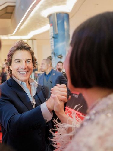 Pevita Pearce Bikin Heboh Usai Salaman dengan Tom Cruise