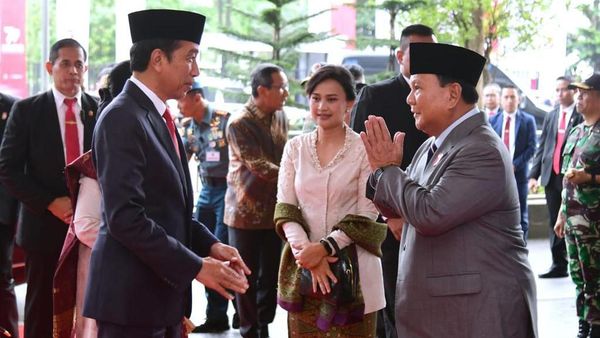 Momen Prabowo Dampingi Jokowi Hadiri HUT ke-77 Polri di GBK