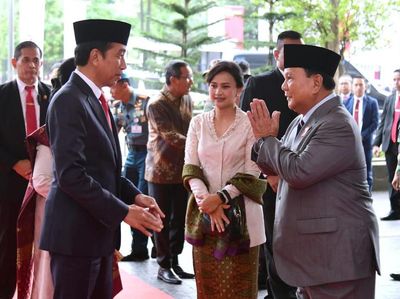 Momen Prabowo Dampingi Jokowi Hadiri HUT ke-77 Polri di GBK