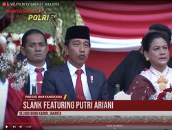 Saat Jokowi Ikut Nyanyi Terlalu Manis di Perayaan Hari Bhayangkara Ke-77