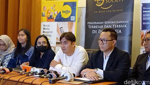 Tatapan Kosong Rendy Kjaernett Minta Maaf soal Isu Selingkuh dengan Syahnaz
