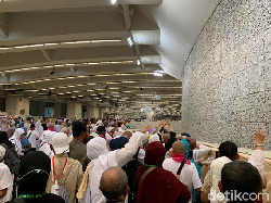 Rombongan Jemaah Maktour Tuntaskan Lempar Jumrah dan Mabit di Mina