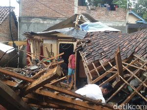 Bruk! Rumah Warga Trenggalek yang Miring Imbas Gempa Bantul Akhirnya Ambruk Bruk! Rumah Warga Trenggalek yang Miring Imbas Gempa Bantul Akhirnya Ambruk