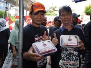 Relawan Sahabat Ganjar Bagikan Daging Kurban ke Warga Jakarta & Depok