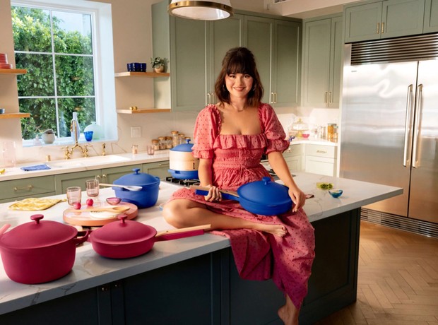 Selena Gomez Berkolaborasi dengan Our Place Mengeluarkan Alat Masakan/ Foto: eonline.com