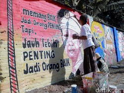 Seniman Kediri Apresiasi dan Kritik Polri Lewat Mural di Hari Bhayangkara
