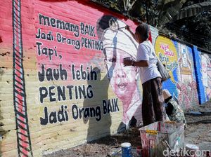 Seniman Kediri Apresiasi dan Kritik Polri Lewat Mural di Hari Bhayangkara Seniman Kediri Apresiasi dan Kritik Polri Lewat Mural di Hari Bhayangkara