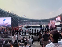 Senangnya Warga Tonton Atraksi Terjun Payung di HUT Bhayangkara Ke-77