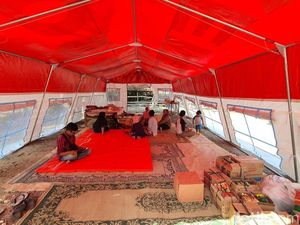 Trauma Gempa, Mbah Wakiman dan Istri Sakit Stroke Pilih Tidur Tenda