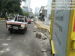 Truk Boks Tabrak Separator Busway hingga Pecah di Gatsu