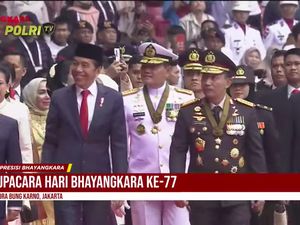 Momen Jokowi-Kapolri Sapa Warga di GBK Momen Jokowi-Kapolri Sapa Warga di GBK
