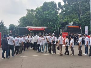 Ramai Warga Antre Hidangan Gratis di Dapur Brimob Saat Hari Bhayangkara Ke-77