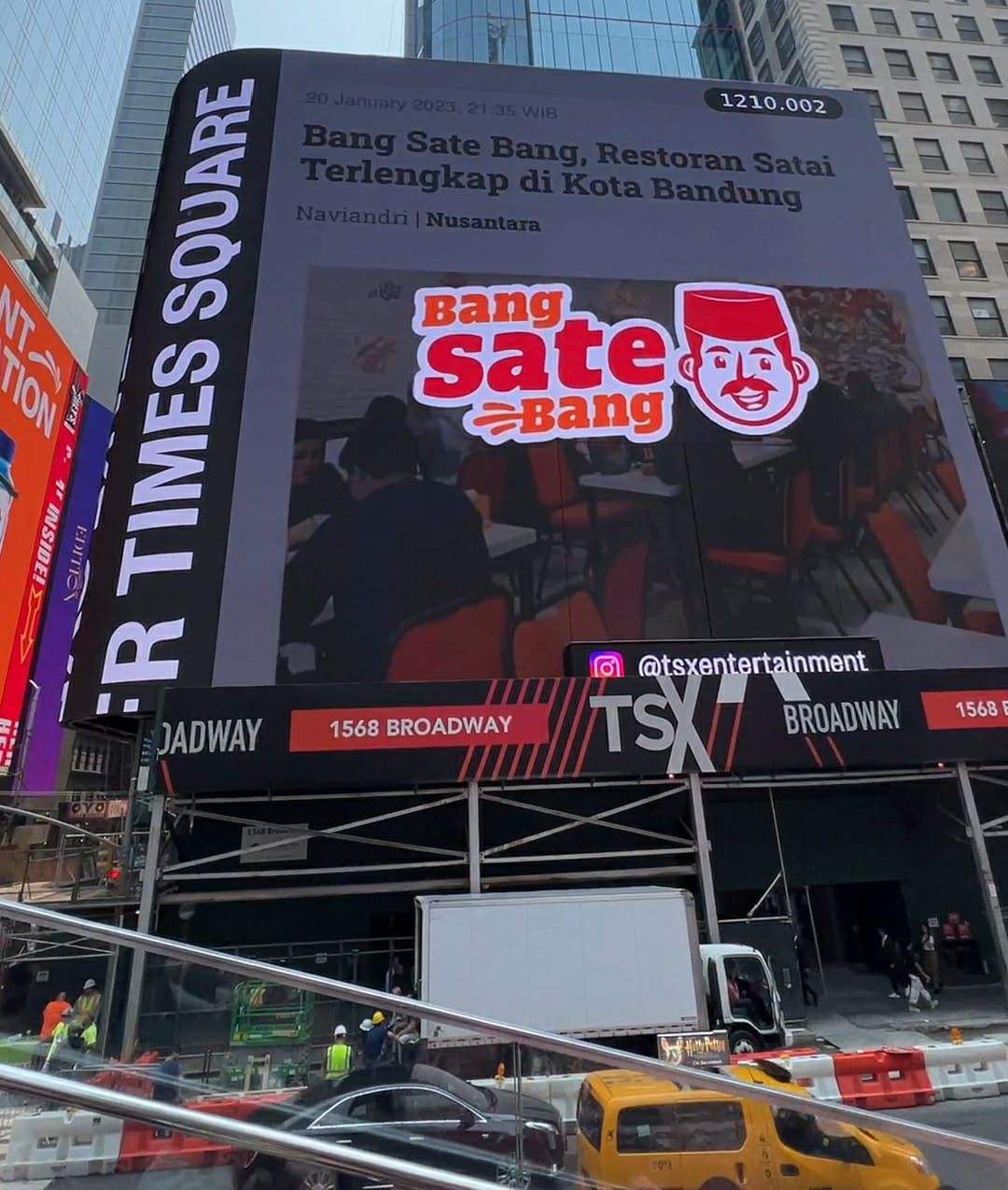 Warung Sate dari Bandung Nampang di Billboard Times Square New York.