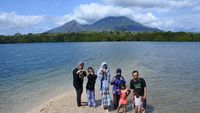 Lanskap Memukau Pantai Sijile dengan Latar Belakang Gunung Baluran
