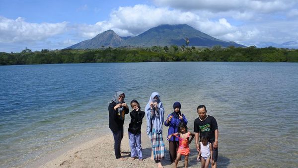 Lanskap Memukau Pantai Sijile dengan Latar Belakang Gunung Baluran