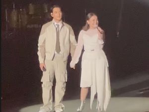 Kolaborasi Mesra Afgan dengan Rossa di Panggung Konser Afgan Evolution Kolaborasi Mesra Afgan dengan Rossa di Panggung Konser Afgan Evolution