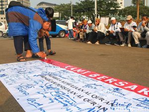 Aksi Bela Al-Quran di Patung Kuda Usai Pembakaran di Swedia Aksi Bela Al-Quran di Patung Kuda Usai Pembakaran di Swedia