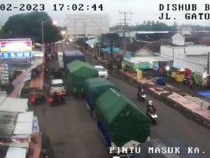 Puncak Arus Balik Idul Adha, Antrean Masuk Pelabuhan Ketapang Mengular 2 Km Puncak Arus Balik Idul Adha, Antrean Masuk Pelabuhan Ketapang Mengular 2 Km